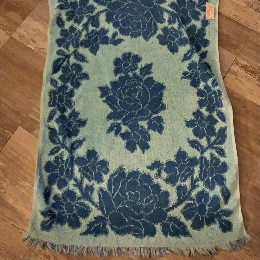 BEAUTFUIL VINTAGE  TOWEL